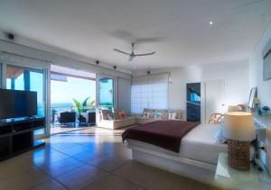1 dormitorio con 1 cama grande y TV. en Mar de Mancora Playa Las Pocitas, en Máncora