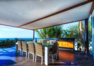 comedor con mesa y sillas en el balcón en Mar de Mancora Playa Las Pocitas, en Máncora