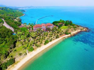 z powietrza widok na ośrodek na plaży w obiekcie Rayong Resort Hotel w mieście Ban Phe