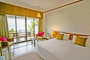 Postel nebo postele na pokoji v ubytování Rayong Resort Hotel โรงแรมระยองรีสอร์ท