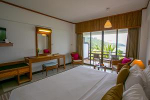 Postel nebo postele na pokoji v ubytování Rayong Resort Hotel โรงแรมระยองรีสอร์ท