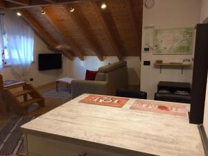 a kitchen and a living room with a table at Appartamentino Frundsberg in Vipiteno