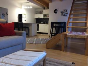 uma sala de estar com um sofá e uma mesa em Appartamentino Frundsberg em Vipiteno