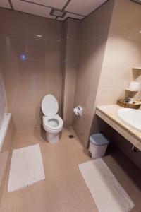 Koupelna v ubytování Rayong Resort Hotel โรงแรมระยองรีสอร์ท