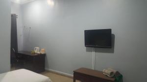 TV i/ili multimedijalni sistem u objektu HOTEL SHAFURA 1