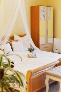 A bed or beds in a room at Amfora Panzió