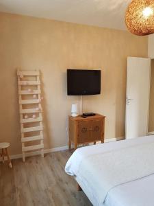 Μια τηλεόραση ή/και κέντρο ψυχαγωγίας στο maison à 300 mètres de la mer