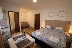Posteľ alebo postele v izbe v ubytovaní Szent Iván Apartman