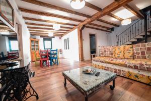 sala de estar con sofá y mesa en LA HUERTA DEL DUERO, en Villamarciel