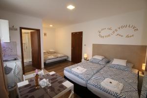 Posteľ alebo postele v izbe v ubytovaní Szent Iván Apartman