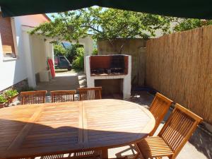 A television and/or entertainment centre at Villa Mattera
