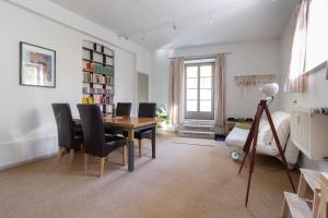 a dining room with a table and chairs at Alte Falknerei in Weimar