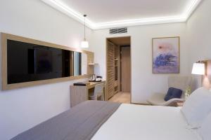 Ένα ή περισσότερα κρεβάτια σε δωμάτιο στο Golden Age Athens Hotel
