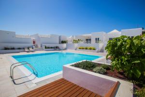 een zwembad in het midden van een huis bij Flower Beach Suite 1 in Playa Honda +17 foto's