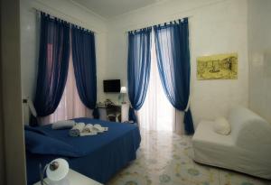 A seating area at Le Vie Di Napoli B&B
