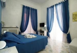 מיטה או מיטות בחדר ב-Le Vie Di Napoli B&B