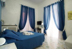 A television and/or entertainment centre at Le Vie Di Napoli B&B
