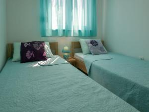 two beds sitting next to each other in a bedroom at Apartman Nina in Kruševo +33 photos
