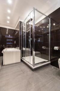 uma casa de banho com um chuveiro e uma banheira em Tiffany & Babylon Luxury Stay em Nápoles
