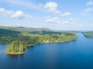 a scenic view of a lake surrounded by mountains at Rinnepelto Holiday Cottages in Tahkovuori