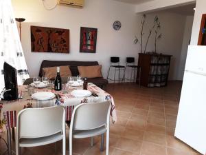 uma sala de jantar com uma mesa e um sofá em Casa Bahia 7 em Santa Maria