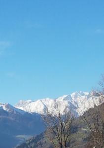A general mountain view or a mountain view taken from Az apartmant