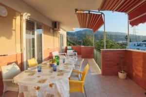 een lange tafel op het balkon van een huis bij casa giò giò in Sorrento