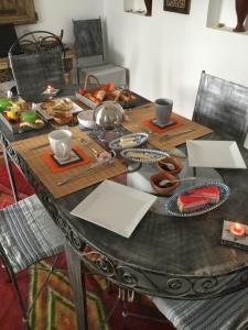 un tavolo in legno con sopra del cibo di Midounia a Midoun