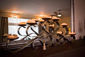 a group of mushrooms in front of a mirror at Abbotsleigh Motor Inn in Armidale