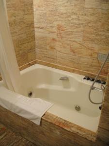 Bilik mandi di Ryukyu Sun Royal Hotel