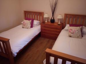 Duas camas sentadas uma ao lado da outra num quarto em Boardman's Lodge em Peterborough