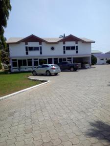 auf einem Parkplatz vor einem Gebäude geparkt in der Unterkunft Eastoment Hotel in Accra