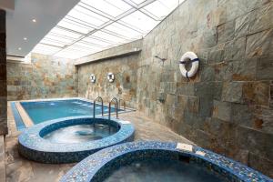 A piscina localizada em Al Muhaidb Residence Al Takhassusi ou nos arredores