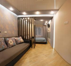 ポルタヴァにあるYellow Loft Luxury apartments with 2 bedroomsのリビングルーム(ソファ付)、ベッドルーム1室が備わります。