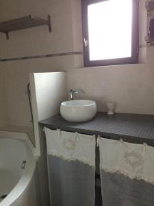 La salle de bains est pourvue d'un lavabo, de toilettes et d'une fenêtre. dans l'établissement Le Gîte du Château, à Vic-sur-Aisne