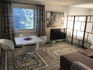 ein Wohnzimmer mit einem Bett, einem Tisch und Stühlen in der Unterkunft Residence 4 in Tampere