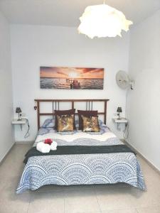 1 dormitorio con 1 cama con colcha grande en Apartamento Anaca, en Playa Blanca