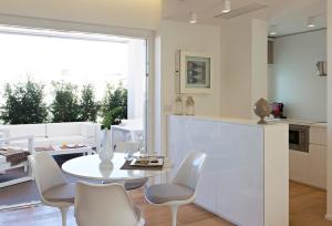 a kitchen and dining room with a table and chairs at Dilman Luxury Stay in Bari