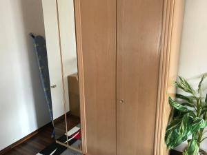 een kast met een houten kast en een spiegel bij Apartment Juna in Auerbach