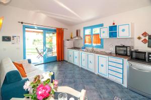 a living room with a couch and a kitchen at Casa Vacanze Diaz in Budoni