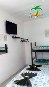 グリリにあるPousada Kiri Kerêのベッドルーム1室(二段ベッド2台、薄型テレビ付)が備わります。