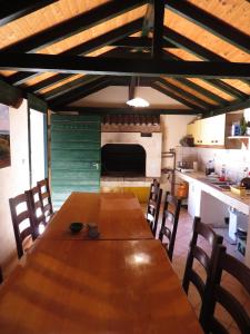 een eetkamer met een houten tafel en een keuken bij Apartments Domino in Pakoštane