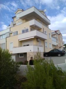 een gebouw met een auto ervoor geparkeerd bij Apartament M & E in Vodice