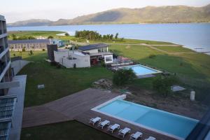 una vista aérea de una casa con un cuerpo de agua en Puerto del Águila Departamentos sobre el Lago - The View Luxury Aparts in 