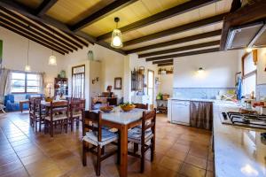 cocina y comedor con mesa y sillas en Bonita casa de campo Sa Vinya para relax y piscina privada, en Inca