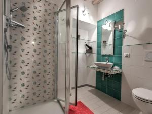 un bagno con doccia, wc e lavandino di Apartment La Scala 1572 a San Quirico dʼOrcia