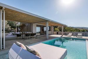 A piscina localizada em Artblue Villas ou nos arredores