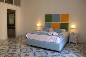 una camera da letto con un letto e due asciugamani di SuiteNapoliSantaLucia a Napoli
