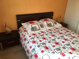 - un lit avec une couette et des oreillers dans l'établissement Joli 3P avec terrasse et Garage proche Centre, à Strasbourg