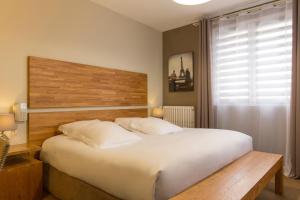 Postel nebo postele na pokoji v ubytování Brit Hôtel Confort Cléria Lorient Centre